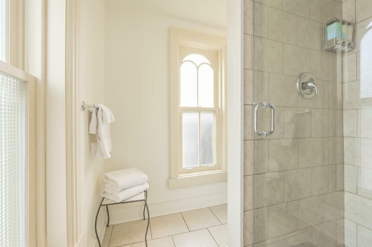 St Andrew Suites Fergus 외부 사진